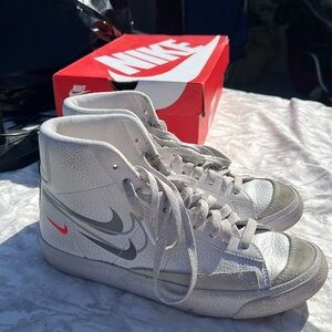 Nike women’s shoes 5-1/2